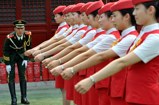 动车乘务员入国旗队培训 动车组乘务员感受天安门“国旗班”风采 教育资讯 第1张