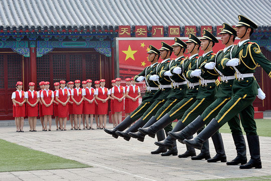 天安门国旗护卫队与动车乘务员 动车组乘务员感受天安门“国旗班”风采 教育资讯 第2张