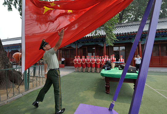 国旗护卫队升旗 动车组乘务员感受天安门“国旗班”风采 教育资讯 第4张
