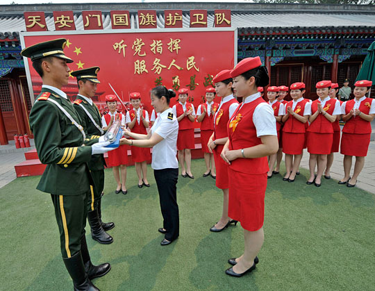 培训圆满结束 动车组乘务员感受天安门“国旗班”风采 教育资讯 第5张