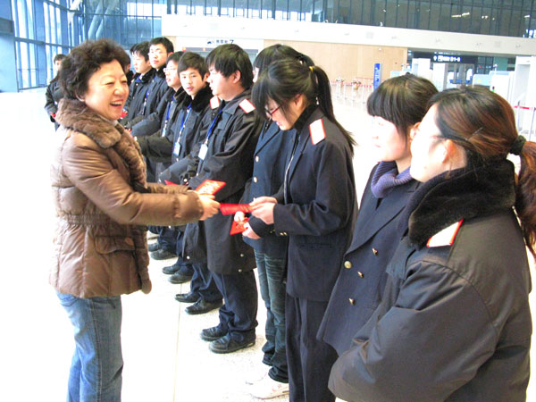  武汉铁路职业技术学院春运期间组织学生到车站实习 教育资讯