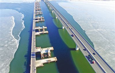 横跨官厅水库的京张高铁特大桥 铁路技校关注京张高铁建设 资料