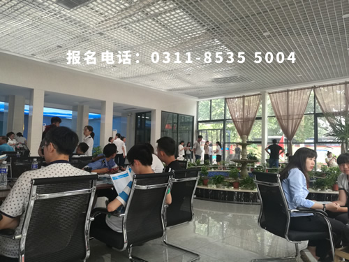 石家庄铁路学校报名现场 石家庄铁路学校2018年报名现场 学校图片 第1张