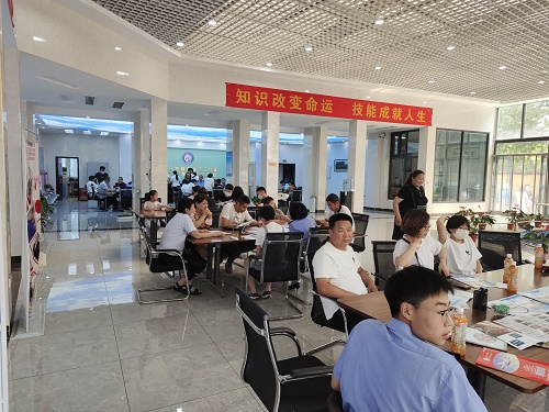 不少家长在孩子毕业的时候都在纠结初中成绩一般选择中职还是普高？孩子到底上普高好还是中职好？同时很多家长心中对中职也有着一定的偏见，下面我们就来为大家从几个方面出发来说说究竟怎么??？ 普高：就是我们常说的普通高中，以学习文化课为主，升学主要参加全国高考、也可选择高职单招考试。 中职：中专、技校、职高都属于中等职业教育层次，教学以文化课+专业课为主，升学主要以高职单招考试、对口升学考试为主。 一、升学来说 按照升学方式来说，两种教育都是可考取大专本科院校的。所以对于成绩一般的学生从升学来说选择中职普高都是可以的，但高职单招的升学难度要低一些。 二、就业来说 根据课程设置及教学安排，普通高中毕业的同学缺乏技能学习不适合直接就业，所以只能选择升学或从新就读中职院校；但中专技校的同学在课程上以文化+专业为主，在上学期间学习了很多技术知识，中职毕业后可以轻松的找到一个技术工作。 三、心理建设 普通高中的课程因为与初中联系比较紧密所以成绩一般或较差的同学不利于培养学习兴趣及自信提升；中职学校的课程文化课学习难度低于普高，同时还有零起点的专业课，所有学生统一起点更有利于学生学习兴趣培训及自信心提升。 随着国家对职业教育的越发重视，选择职业教育对学习成绩一般的同学来讲是有着诸多优势的。相信看完以上介绍您心里也有了一定的了解，不管选择什么学校一定要找一所正规的、靠谱的好学校这才是最重要的。 初中成绩一般选择中职还是普高 常见问题