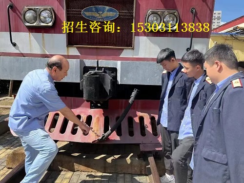 石家庄铁路职业高级技工学校实训课 石家庄铁路职业高级技工学校实训课 学校图片 第1张