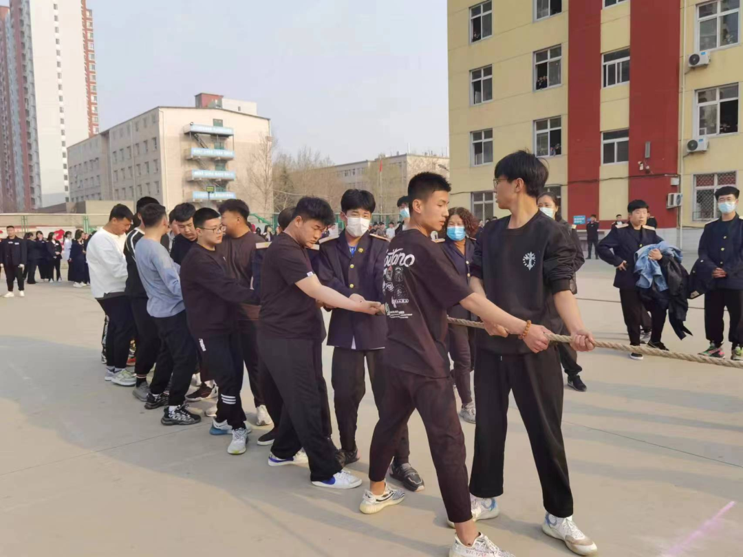 石家庄新铁轨道交通中专学校 春日拔河 激情开战 学校图片 第3张